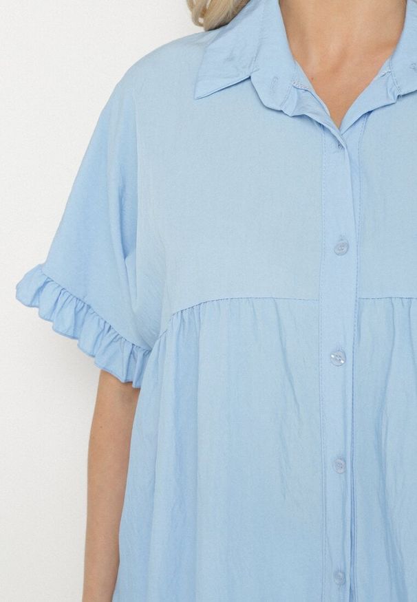 Born2be - Niebieska Koszula z Wiskozą i Ozdobnymi Falbankami Emeleldi. Okazja: na co dzień. Typ kołnierza: kołnierz z falbankami. Kolor: niebieski. Materiał: wiskoza. Długość rękawa: krótki rękaw. Długość: krótkie. Wzór: aplikacja. Styl: casual, klasyczny