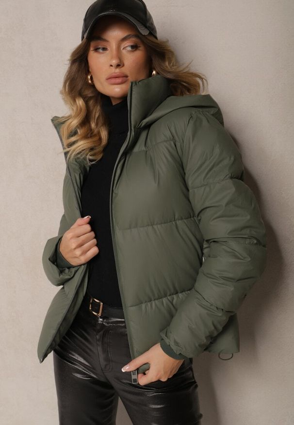 Renee - Ciemnozielona Klasyczna Kurtka z Pikowanymi Przeszyciami Kapturem i Kieszeniami Anrinna. Okazja: na co dzień. Kolor: zielony. Materiał: jeans, wełna. Sezon: zima, jesień. Styl: klasyczny