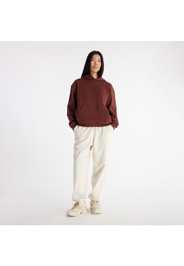 Bluza damska New Balance WT41537ROK – brązowa. Okazja: na co dzień. Kolor: brązowy. Materiał: prążkowany, bawełna, dresówka. Wzór: ze splotem. Styl: casual, klasyczny