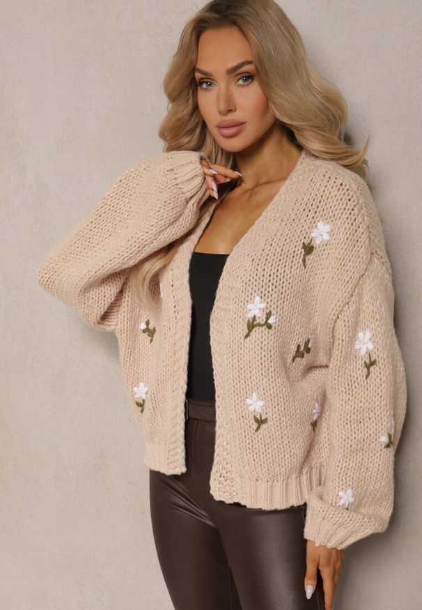 Renee - Brązowy Kardigan w Kwiatowe Aplikacje z Zapięciem na Elegancką Agrafkę Patista. Okazja: do pracy, na co dzień. Kolor: beżowy. Materiał: bawełna. Wzór: aplikacja, kwiaty. Styl: elegancki