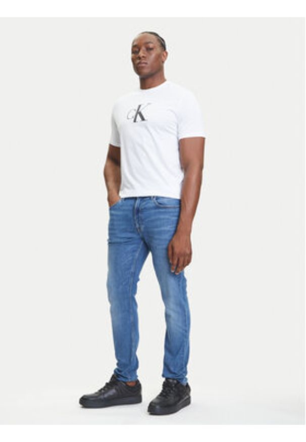 Calvin Klein Jeans T-Shirt Center Monogram LV04RC857G Biały Regular Fit. Kolor: biały. Materiał: bawełna