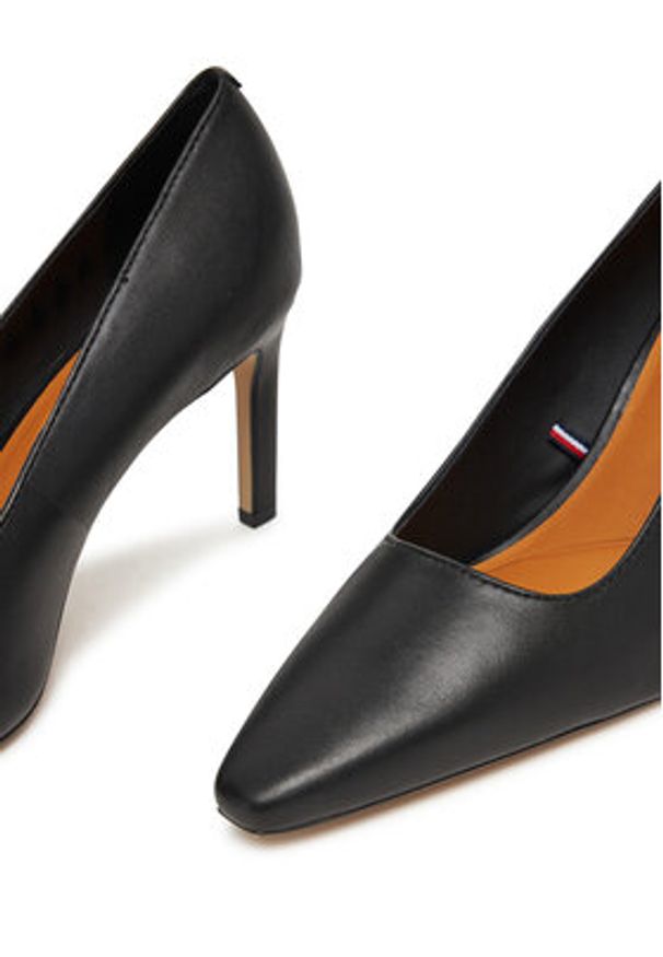 TOMMY HILFIGER - Tommy Hilfiger Szpilki Logo Pump Slanted Hl FW0FW08993 Czarny. Kolor: czarny. Materiał: skóra. Obcas: na szpilce