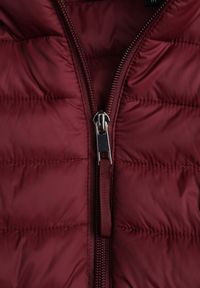 Born2be - Bordowa Klasyczna Kurtka Przejściowa z Pikowaniem i Odpinanym Kapturem Pretiella. Okazja: na co dzień, na spacer. Kolor: czerwony. Materiał: jeans, nylon. Styl: klasyczny #8