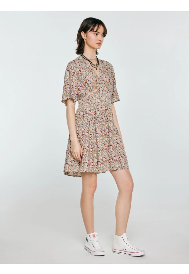 Big-Star - Sukienka damska mini z wiskozy z nadrukiem kremowa Viana 103. Typ kołnierza: kołnierzyk stójkowy. Kolor: kremowy. Materiał: wiskoza. Długość rękawa: krótki rękaw. Wzór: nadruk. Długość: mini