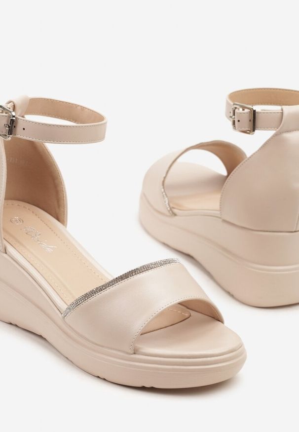 Born2be - Beżowe Sandały na Koturnie z Cyrkoniami Tiarelle. Okazja: na co dzień. Zapięcie: sprzączka. Kolor: beżowy. Materiał: jeans. Obcas: na koturnie. Styl: elegancki, wizytowy, casual