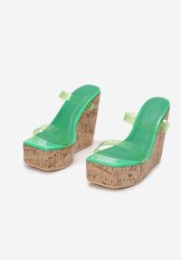 Born2be - Zielone Klapki Athol. Nosek buta: otwarty. Kolor: zielony. Materiał: materiał. Wzór: paski. Obcas: na koturnie #6