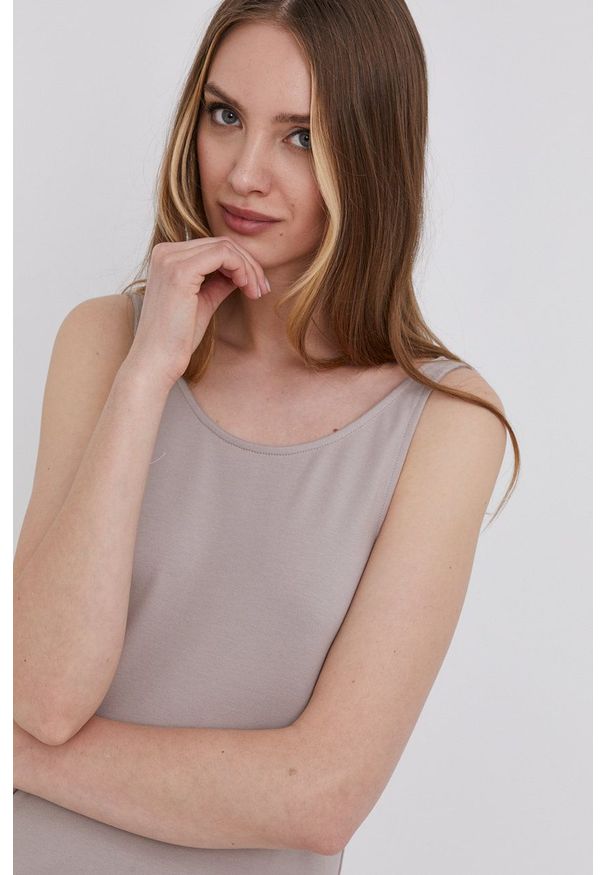 Answear Lab Sukienka ECO kolor beżowy midi prosta. Okazja: na co dzień. Kolor: beżowy. Materiał: dzianina, włókno, dresówka, syntetyk, materiał. Długość rękawa: na ramiączkach. Wzór: gładki. Typ sukienki: proste. Styl: wakacyjny. Długość: midi