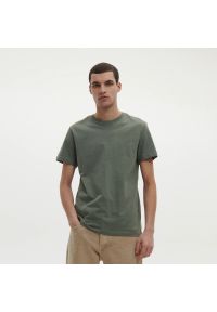 Reserved - T-shirt regular - Khaki. Kolor: brązowy