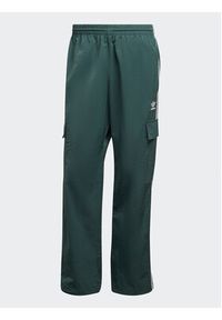 Adidas - adidas Spodnie dresowe adicolor 3 Stripes HN6736 Zielony Relaxed Fit. Kolor: zielony. Materiał: dresówka, syntetyk #5