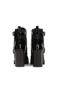 Kazar - Ponadczasowe botki z łączonych materiałów. Zapięcie: sprzączka. Kolor: czarny. Materiał: skóra, zamsz, lakier. Szerokość cholewki: normalna. Obcas: na obcasie. Styl: street. Wysokość obcasa: średni #2