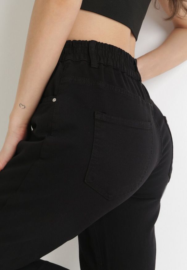 Born2be - Czarne Jeansy Mom Fit z Gumką w Pasie Copelina. Okazja: na co dzień. Stan: podwyższony. Kolor: czarny. Wzór: aplikacja. Styl: klasyczny, casual, elegancki