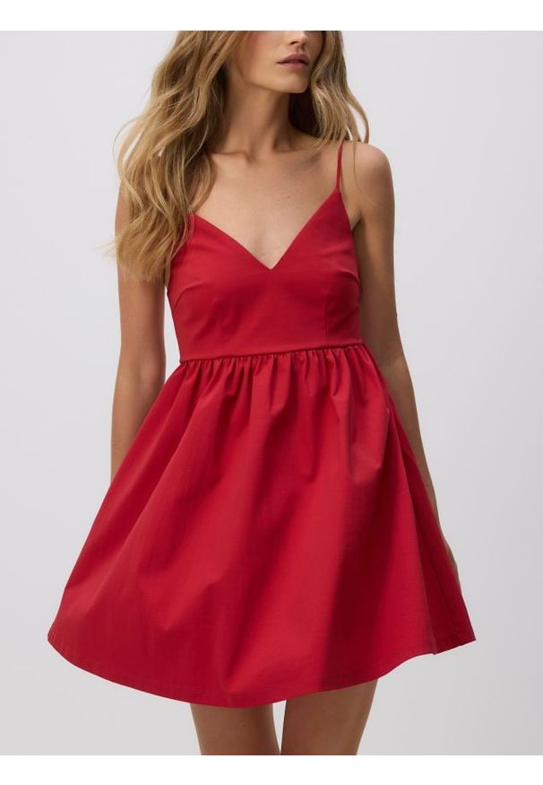 Reserved - Rozkloszowana sukienka - czerwony. Kolor: czerwony. Materiał: dzianina. Wzór: gładki