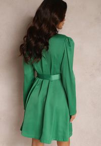 Renee - Zielona Satynowa Sukienka Kopertowa Vinc. Kolor: zielony. Materiał: satyna. Typ sukienki: kopertowe. Długość: mini #3