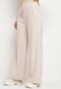 Born2be - Beżowe Szerokie Spodnie z Wysokim Stanem Wiązane Sznurkiem Cosetta. Okazja: na co dzień. Stan: podwyższony. Kolor: beżowy. Styl: elegancki, casual
