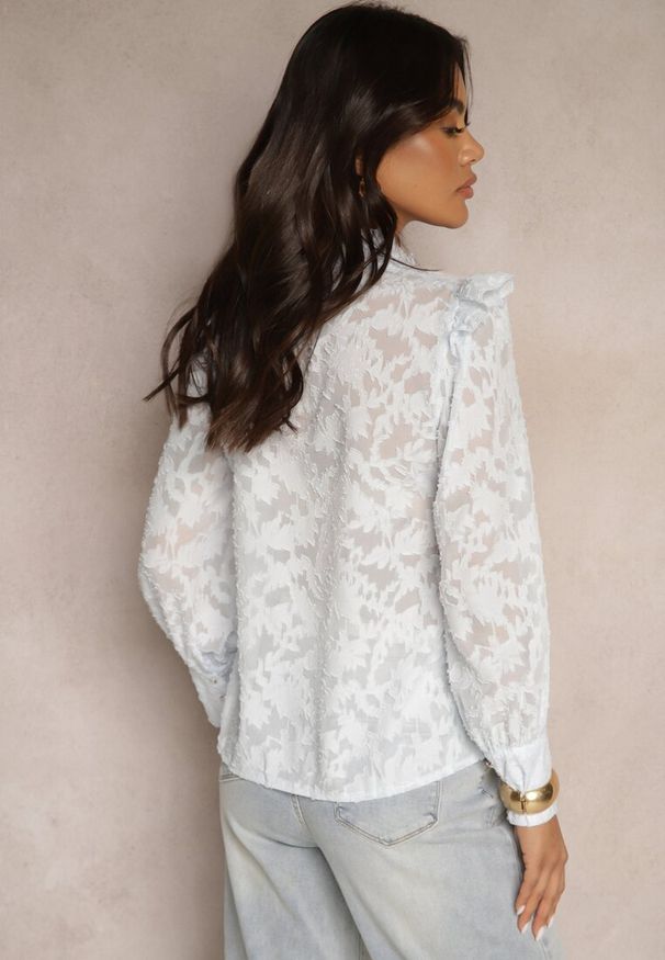 Renee - Niebieska Koronkowa Koszula Zdobiona Biżuteryjnymi Guzikami Lormi. Okazja: na spotkanie biznesowe, na co dzień. Typ kołnierza: kołnierzyk stójkowy. Kolor: niebieski. Materiał: koronka. Długość: długie. Wzór: aplikacja. Styl: elegancki, casual, biznesowy