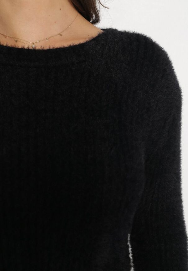 Born2be - Czarny Dopasowany Sweter z Dzianiny w Prążki Corde. Kolor: czarny. Materiał: dzianina. Wzór: prążki. Sezon: zima