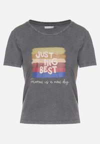 Born2be - Ciemnoszary Bawełniany T-shirt Ozdobiony Nadrukiem Alonera. Okazja: na co dzień, na spacer. Kolor: szary. Materiał: bawełna. Wzór: aplikacja, nadruk. Styl: casual #5