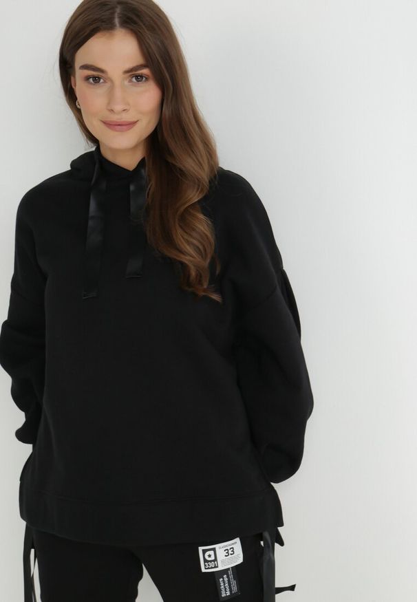 Born2be - Czarna Bluza Oversize z Kapturem Kulsum. Typ kołnierza: kaptur. Kolor: czarny. Materiał: tkanina, bawełna. Długość: długie. Wzór: gładki, jednolity