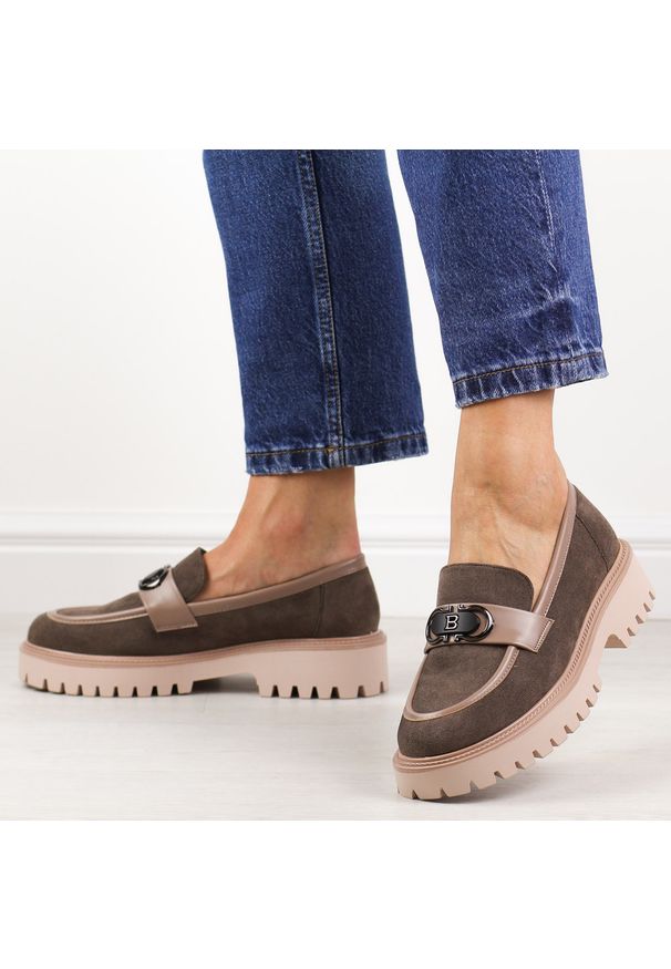 POTOCKI - Khaki loafersy damskie, zamszowe mokasyny Potocki 21342. Kolor: brązowy. Materiał: zamsz. Szerokość cholewki: normalna. Sezon: wiosna, jesień, lato. Obcas: na platformie. Styl: klasyczny, elegancki