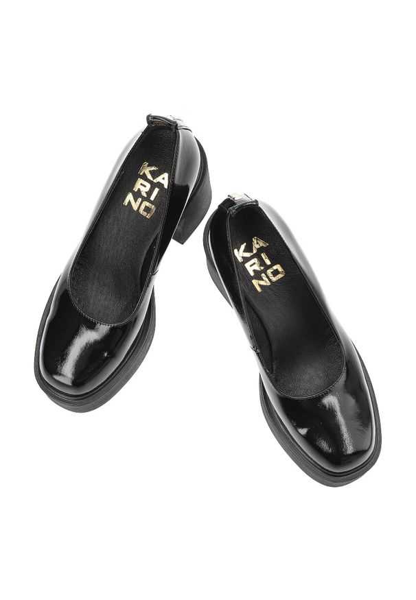 Czarne Półbuty Karino Eleganckie Lakierowane Obuwie Damskie. Okazja: na co dzień. Kolor: czarny. Materiał: lakier. Wzór: gładki. Obcas: na obcasie. Styl: elegancki. Wysokość obcasa: średni