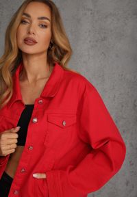 Renee - Czerwona Jeansowa Kurtka z Bawełny Perilopei. Okazja: na co dzień. Kolekcja: plus size. Kolor: czerwony. Materiał: bawełna, jeans. Styl: casual #4