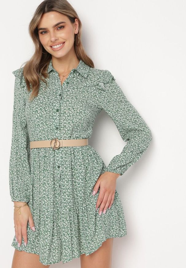 Born2be - Zielona Rozkloszowana Sukienka Mini w Kwiaty z Falbankami na Ramionach Lorean. Okazja: na spacer, na imprezę. Typ kołnierza: kołnierz z falbankami. Kolor: zielony. Materiał: materiał. Wzór: kwiaty. Sezon: lato. Styl: elegancki. Długość: mini