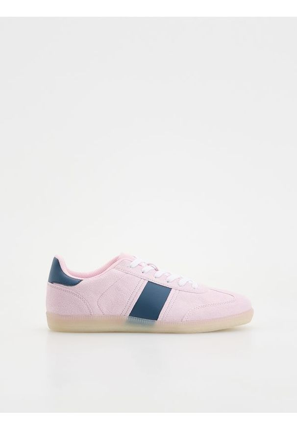 Reserved - Sneakersy z imitacji zamszu - pastelowy róż. Kolor: różowy. Materiał: zamsz