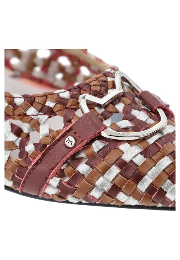 Sandały damskie Anekke, ze skóry naturalnej pleciona cholewka pasek z tyłu niski obcas eleganckie, czerwone, 42383-416. Zapięcie: pasek. Kolor: czerwony. Materiał: skóra. Obcas: na obcasie. Styl: elegancki. Wysokość obcasa: niski