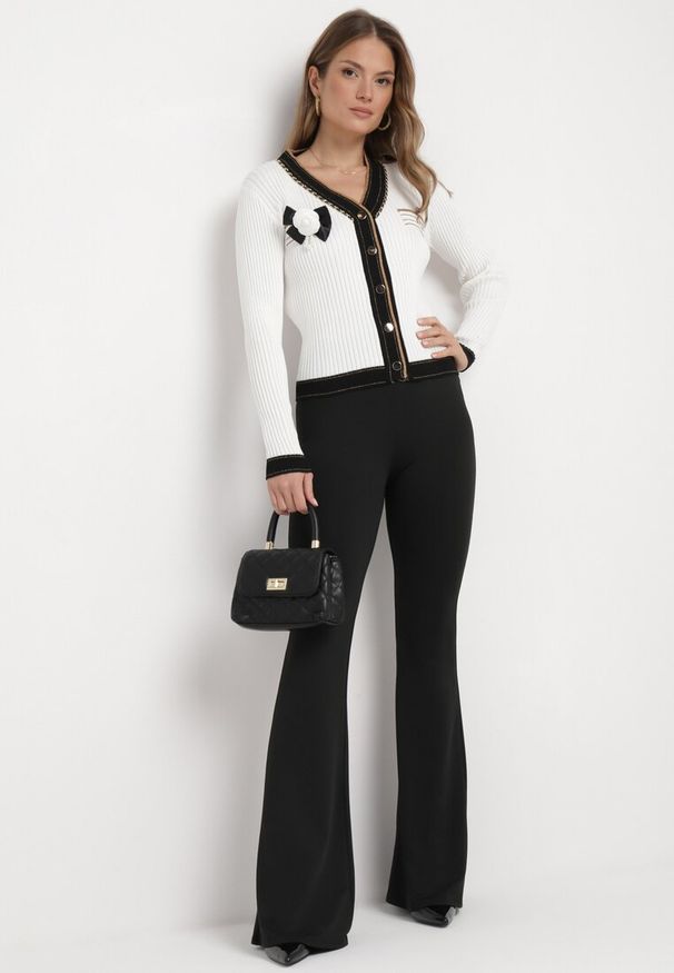 Born2be - Biały Wiskozowy Kardigan z Ozdobnym Łańcuszkiem i Broszką oraz Metaliczną Nicią Niten. Kolor: biały. Materiał: wiskoza