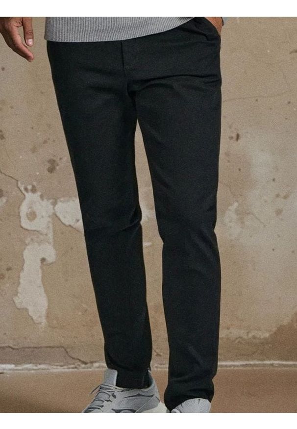Sinsay - Spodnie chino slim - czarny. Kolor: czarny