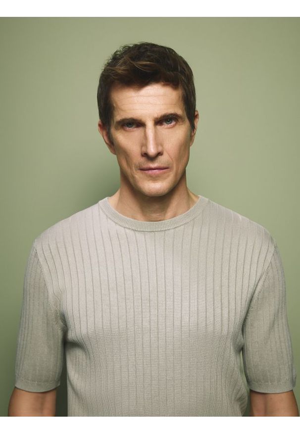 Reserved - T-shirt z dodatkiem CIRCULOSE® - beżowy. Kolor: beżowy. Materiał: wiskoza