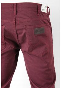 Wrangler - WRANGLER GREENSBORO MĘSKIE SPODNIE MATERIAŁOWE MATERIAŁ W15QM8R04. Materiał: materiał #6