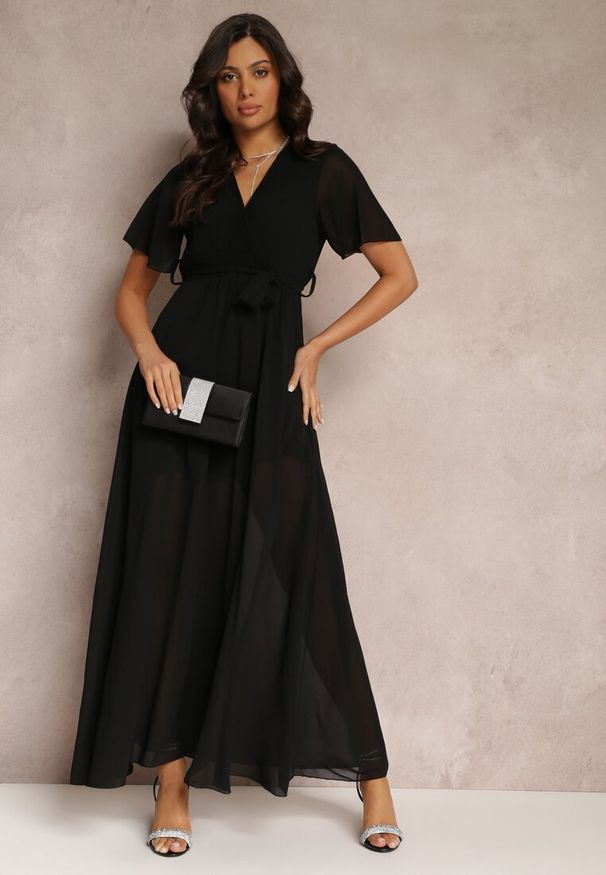 Renee - Czarna Plisowana Sukienka z Kopertowym Dekoltem i Gumką w Talii Dimitris. Kolor: czarny. Materiał: materiał. Typ sukienki: kopertowe