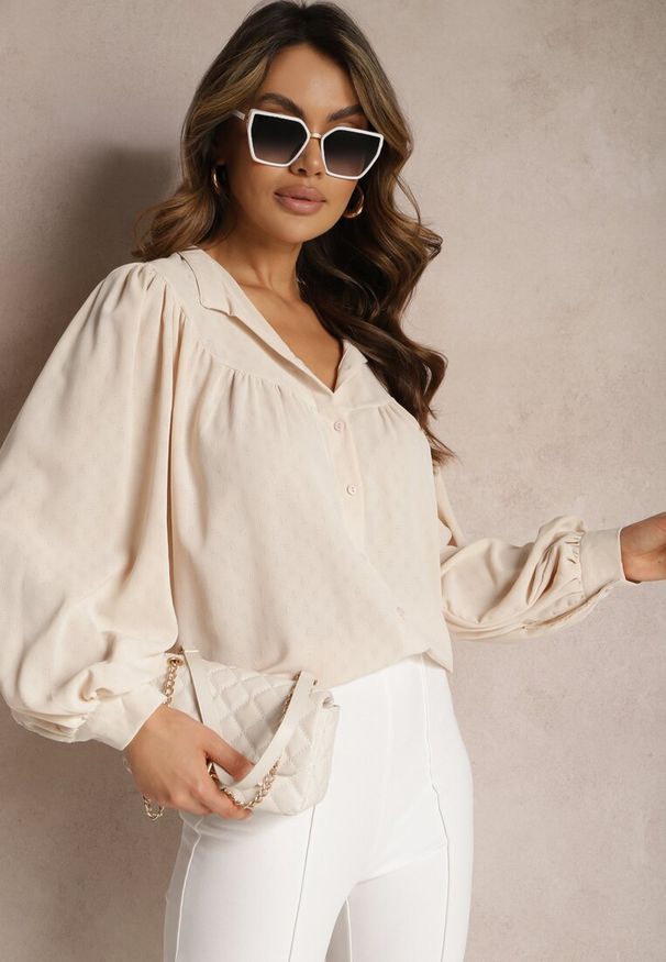 Renee - Jasnobeżowa Koszula ze Stójką Inspirowana Stylem Retro Bubiana. Typ kołnierza: kołnierzyk stójkowy. Kolor: beżowy. Styl: retro