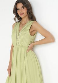 Born2be - Zielona Wiskozowa Sukienka Maxi z Gumką w Pasie i Ozdobnym Dekoltem Nashira. Kolor: zielony. Materiał: wiskoza. Sezon: wiosna, lato. Długość: maxi #4
