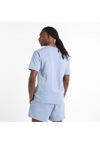 Koszulka męska New Balance MT41533DUS – niebieska. Kolor: niebieski. Materiał: bawełna, dresówka. Długość rękawa: krótki rękaw. Długość: krótkie #4