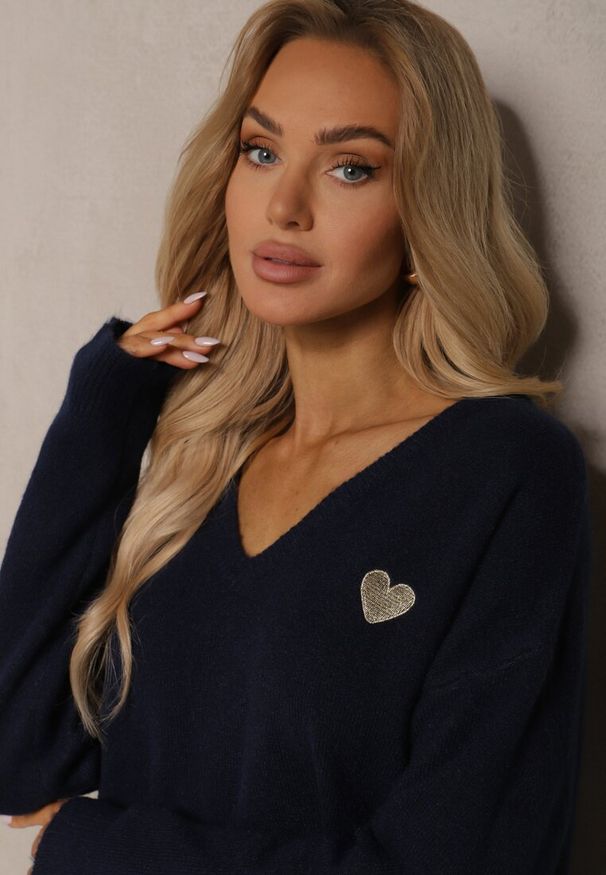 Renee - Granatowy Sweter z Wełną i Dekoltem w Serek Ziviola. Okazja: na co dzień, do pracy. Typ kołnierza: dekolt w serek. Kolor: niebieski. Materiał: wełna. Długość rękawa: długi rękaw. Długość: długie. Styl: casual