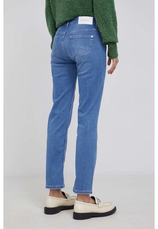 Calvin Klein Jeansy damskie medium waist. Kolor: niebieski