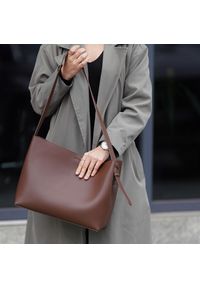 Shopper Solier FL40 Ellise c. brązowy. Kolor: brązowy. Wzór: jednolity. Materiał: skórzane. Styl: biznesowy, elegancki, casual. Rodzaj torebki: na ramię