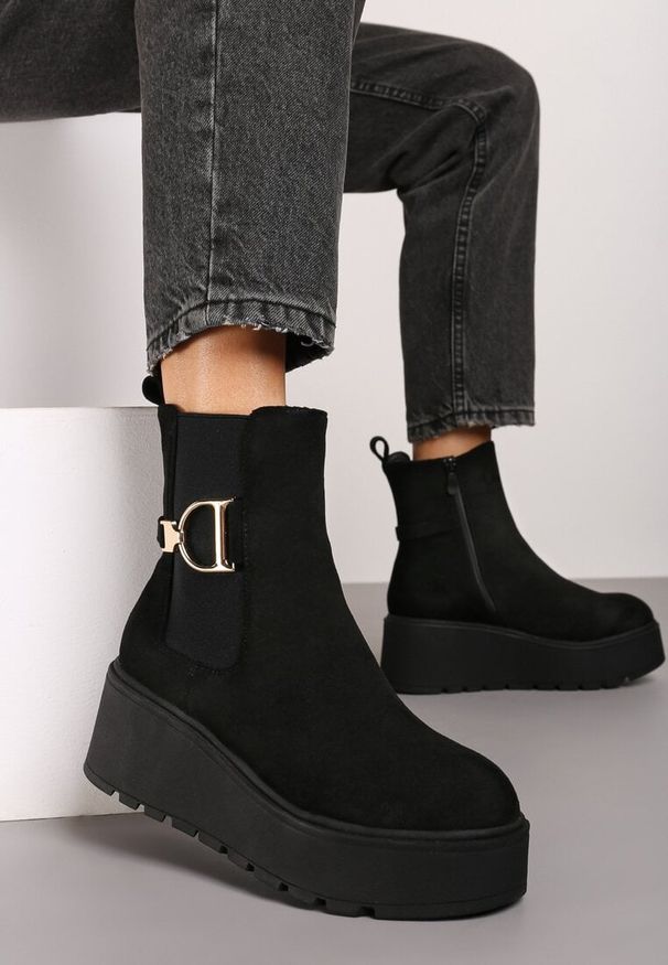 Renee - Czarne Botki Sztyblety na Platformie Wykończone Metaliczną Klamrą Vliteia. Okazja: na co dzień. Zapięcie: klamry. Kolor: czarny. Materiał: jeans. Obcas: na platformie. Styl: casual