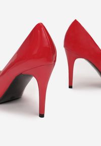 Renee - Czerwone Szpilki Helireanes. Nosek buta: szpiczasty. Zapięcie: bez zapięcia. Kolor: czerwony. Materiał: lakier. Obcas: na szpilce. Wysokość obcasa: średni #5