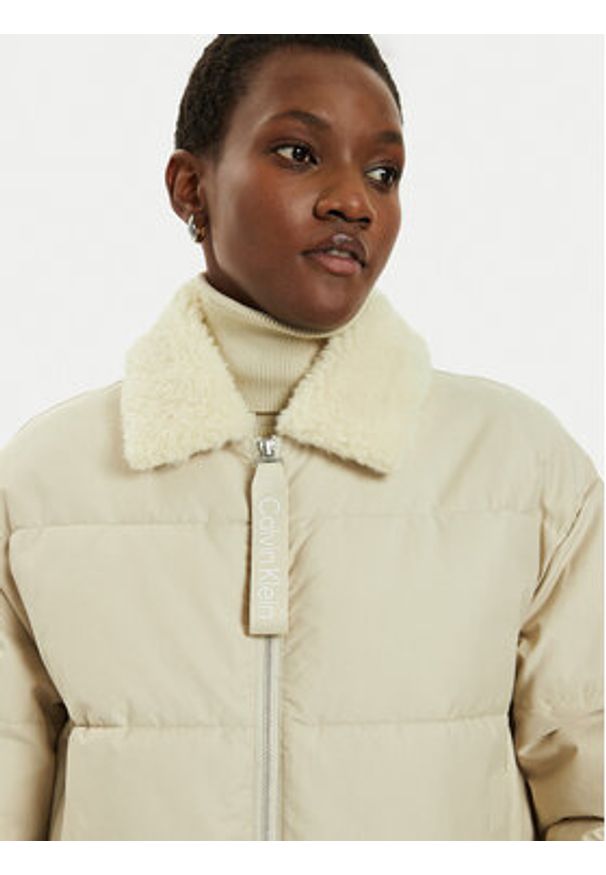Calvin Klein Jeans Kurtka zimowa Aviator J20J224121 Beżowy Relaxed Fit. Kolor: beżowy. Materiał: syntetyk, bawełna. Sezon: zima