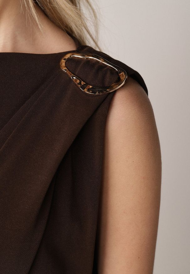 Born2be - Brązowe Marszczone Body z Dekoltem Łódka i Ozdobną Aplikacją na Ramieniu Carlenka. Okazja: na co dzień, na spotkanie biznesowe. Typ kołnierza: dekolt w łódkę. Kolor: brązowy. Materiał: materiał. Wzór: aplikacja. Styl: wizytowy, casual, biznesowy