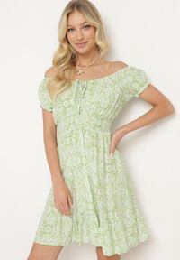 Born2be - Jasnozielona Wiskozowa Sukienka Hiszpanka z Gumką w Talii z Materiałowym Paskiem i Falbanką Tiamanthea. Okazja: na co dzień. Typ kołnierza: dekolt hiszpanka. Kolor: zielony. Materiał: materiał, wiskoza. Typ sukienki: proste. Styl: casual #3