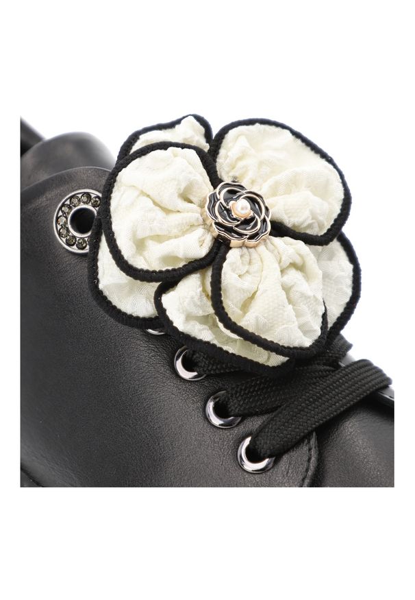 Sneakersy damskie Karino, ze skóry licowej z ozdobnym kwiatem na płaskiej podeszwie sznurowane, czarne licowe, 5729-076-P. Okazja: na co dzień. Kolor: czarny. Materiał: skóra. Wzór: kwiaty. Obcas: na płaskiej podeszwie. Styl: casual, elegancki