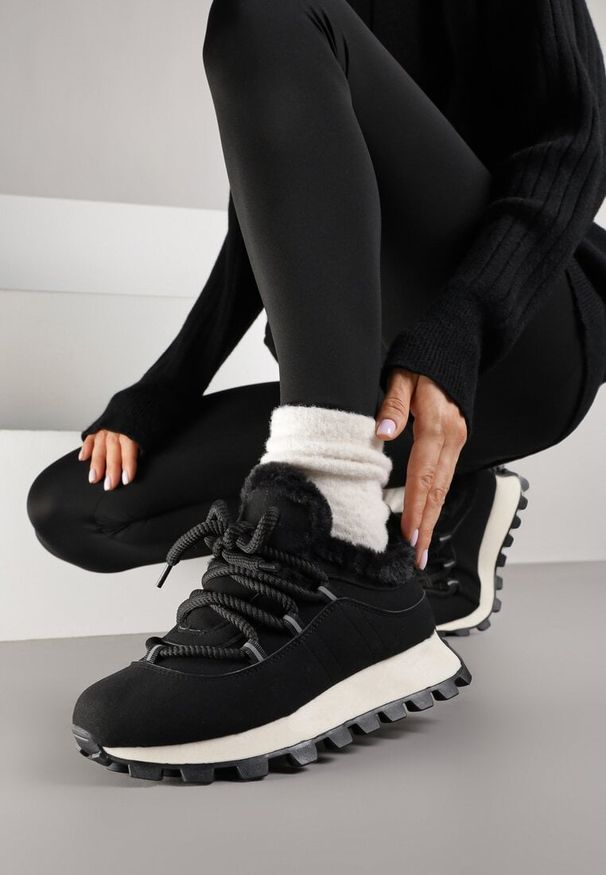 Born2be - Czarne Sneakersy w Stylu Śniegowców na Grubej Podeszwie z Tłoczeniem Sinetta. Okazja: na co dzień. Kolor: czarny. Materiał: dzianina