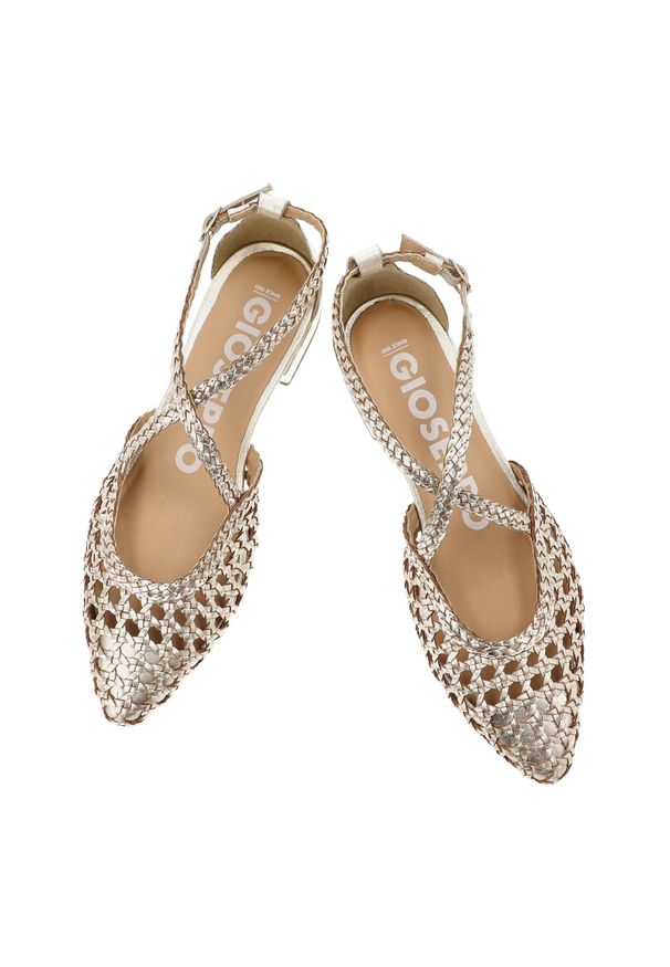 Hot Potatoes by Gioseppo - Czółenka damskie Gioseppo, płaska podeszwa pleciona struktura pasek w kształcie litery T regulowane zapięcie stabilne dopasowanie lekka forma subteln. Zapięcie: pasek. Kolor: srebrny. Wzór: ażurowy. Sezon: lato. Obcas: na płaskiej podeszwie. Styl: elegancki