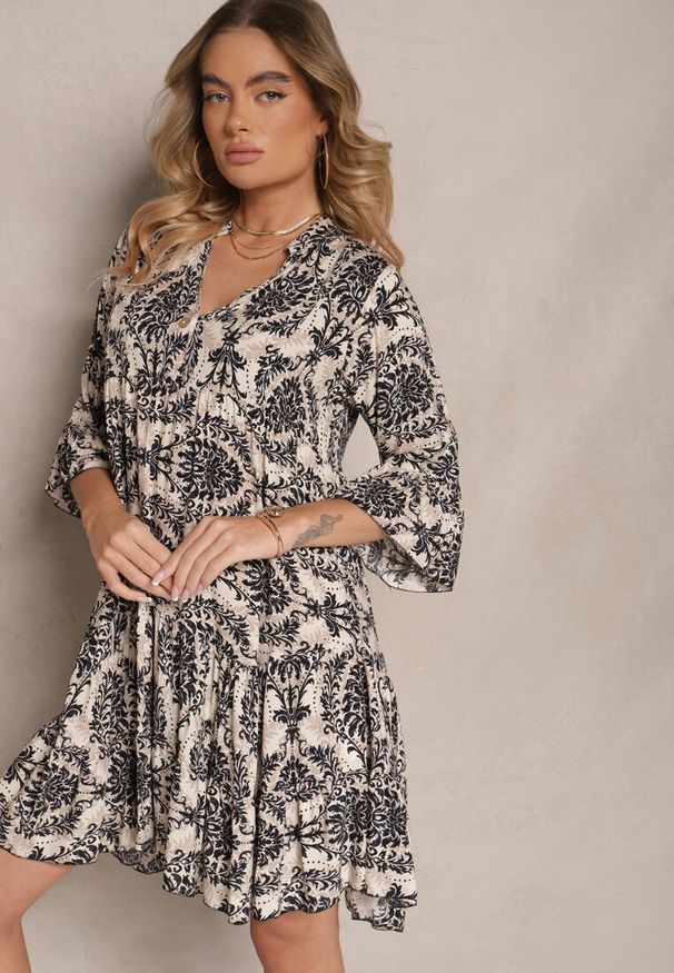 Renee - Beżowo-Czarna Bawełniana Sukienka o Rozkloszowanym Kroju w Ornamentalny Print Laniwea. Okazja: na co dzień. Kolor: czarny. Materiał: bawełna. Wzór: nadruk. Styl: casual