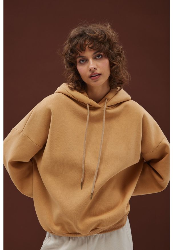 Marsala - Bluza typu oversize z ociepleniem w kolorze DARK BISQUIT - AMBERLY. Materiał: poliester, dzianina, bawełna. Styl: sportowy