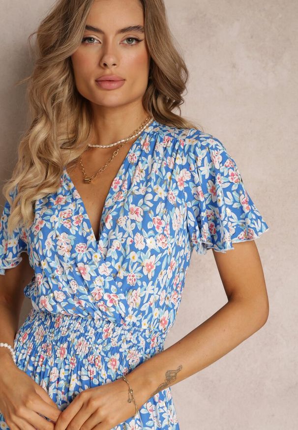 Renee - Niebieska Rozkloszowana Sukienka z Wiskozy i Modnym Nadrukiem Vildei. Typ kołnierza: dekolt kopertowy. Kolor: niebieski. Materiał: wiskoza. Wzór: nadruk. Typ sukienki: kopertowe, rozkloszowane